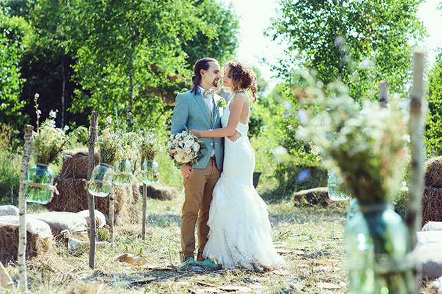 Деревенская свадьба в стиле рустик, встреча жениха и невесты