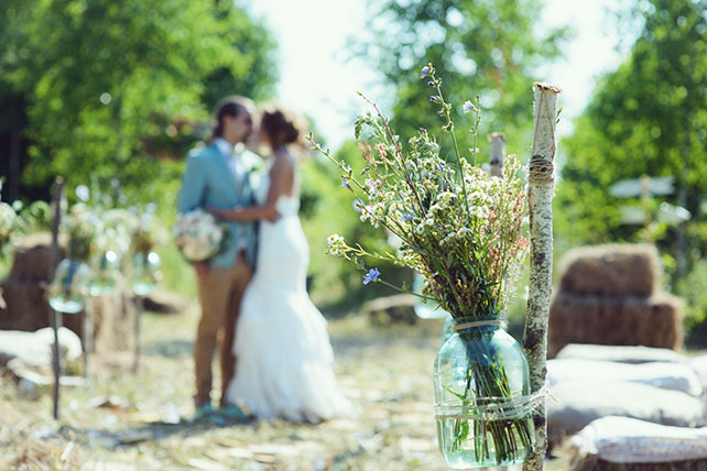 Деревенская свадьба в стиле рустик, встреча жениха и невесты