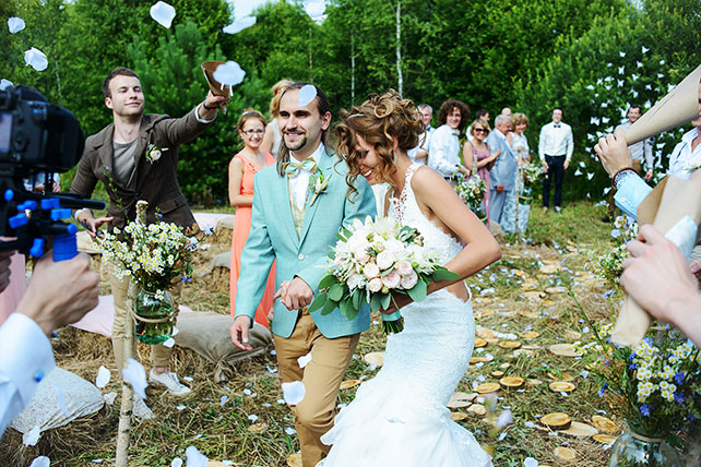 Изображена веселая деревенская свадьба