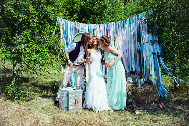 Деревенская свадьба в стиле рустик, невеста с гостями