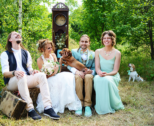 Деревенская свадьба в стиле рустик, невеста и жених с гостями