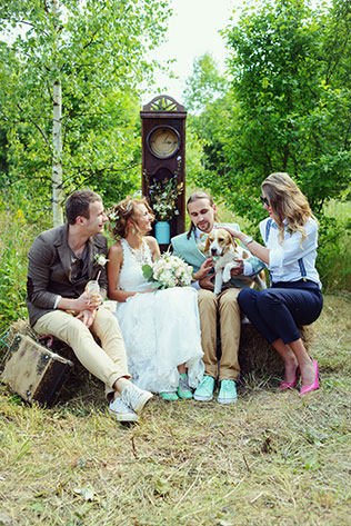 Деревенская свадьба в стиле рустик, невеста и жених с гостями