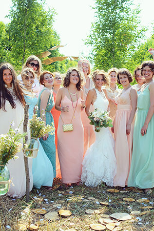 Деревенская свадьба в стиле рустик, невеста с подружками