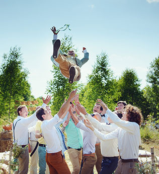 Деревенская свадьба в стиле рустик, друзья подбрасывают жениха