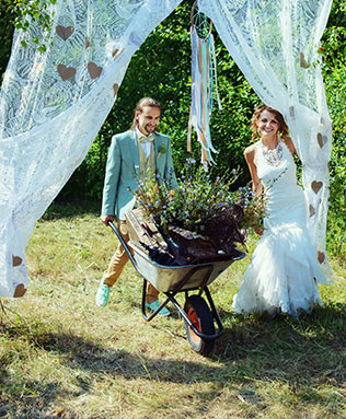 Деревенская свадьба в стиле рустик, невеста и жених с телегой
