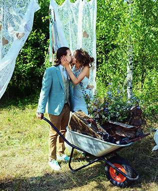 Деревенская свадьба в стиле рустик, невеста и жених с телегой