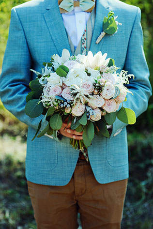 Деревенская свадьба в стиле рустик, букет невесты в руках жениха