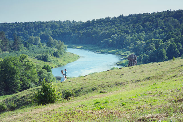 Деревенская свадьба в стиле рустик, жених и невеста на берегу реки