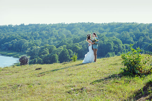 Деревенская свадьба в стиле рустик, жених и невеста на берегу реки