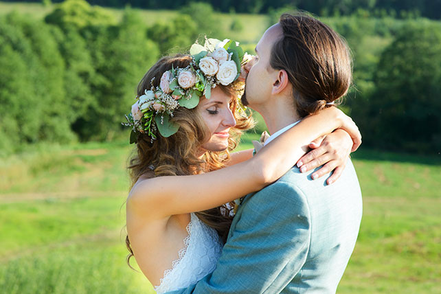 Деревенская свадьба в стиле рустик, жених и невеста на берегу реки