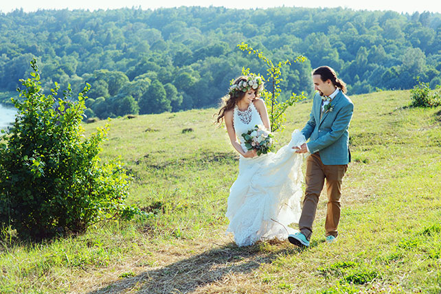 Деревенская свадьба в стиле рустик, жених и невеста на берегу реки