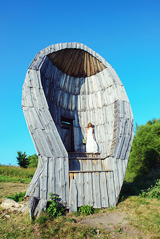 Деревенская свадьба в стиле рустик, деревянный подиум