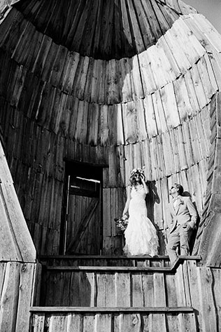 Деревенская свадьба в стиле рустик, деревянный подиум