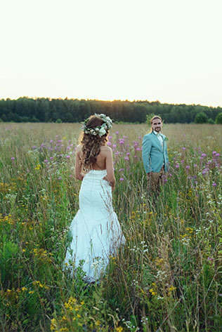 Деревенская свадьба в стиле рустик, жених и невеста в поле