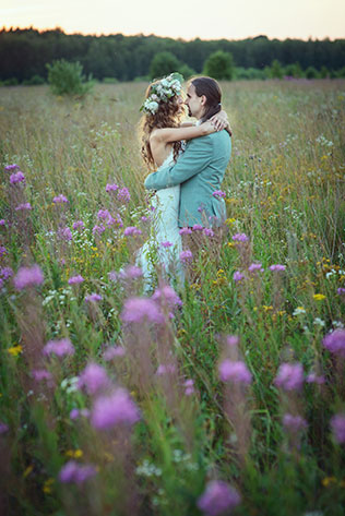 Деревенская свадьба в стиле рустик, жених и невеста в поле