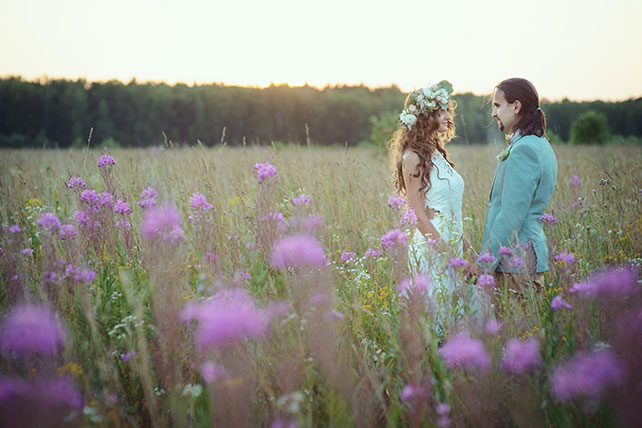 Деревенская свадьба в стиле рустик, жених и невеста в поле