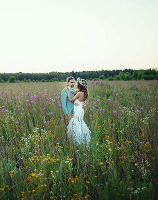 Деревенская свадьба в стиле рустик, жених и невеста в поле