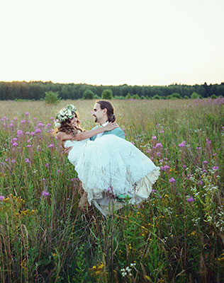 Деревенская свадьба в стиле рустик, жених и невеста в поле