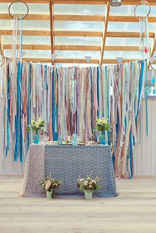 Деревенская свадьба в стиле рустик, стол молодожен