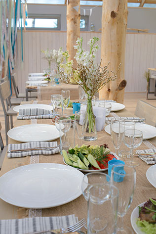 Деревенская свадьба в стиле рустик, сервировка стола