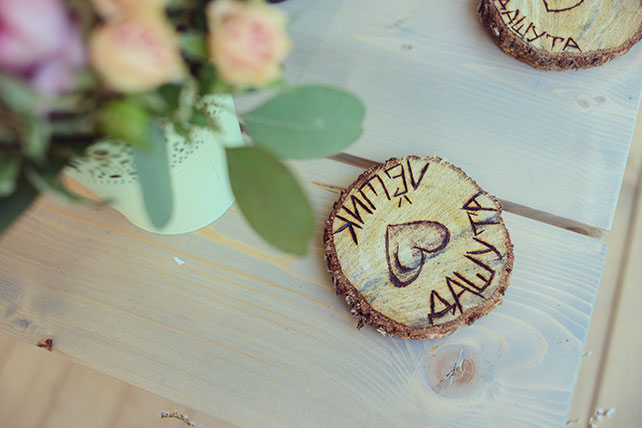 Деревенская свадьба в стиле рустик, деревянный спил с именами