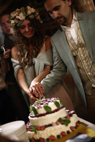 Деревенская свадьба в стиле рустик, разрезание торта