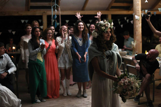 Деревенская свадьба в стиле рустик, невеста бросает букет