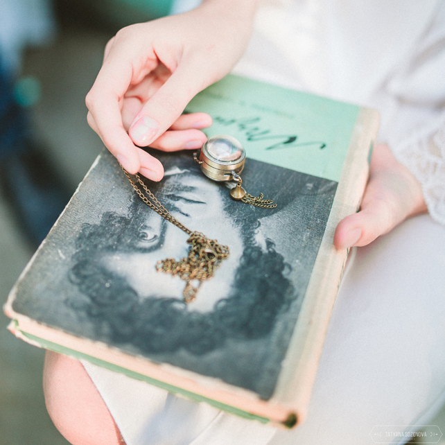 Книга в руках невесты