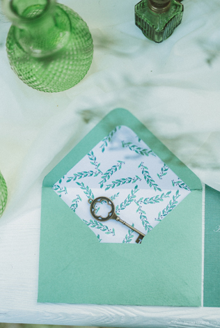 Конверт с ключиком в пастельных тонах