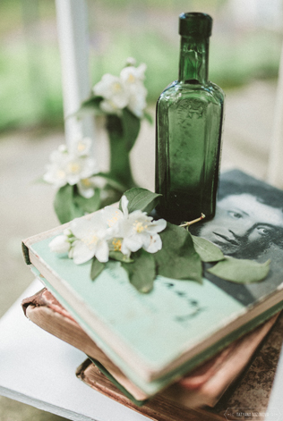 Бутылка и книги