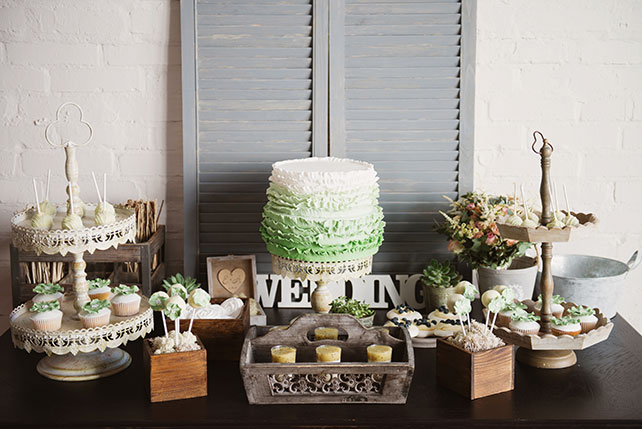 свадьба в стиле эко-шик, сладкий стол