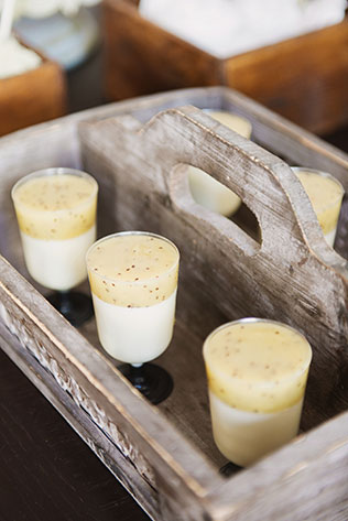 свадьба в стиле эко-шик, сладкий стол