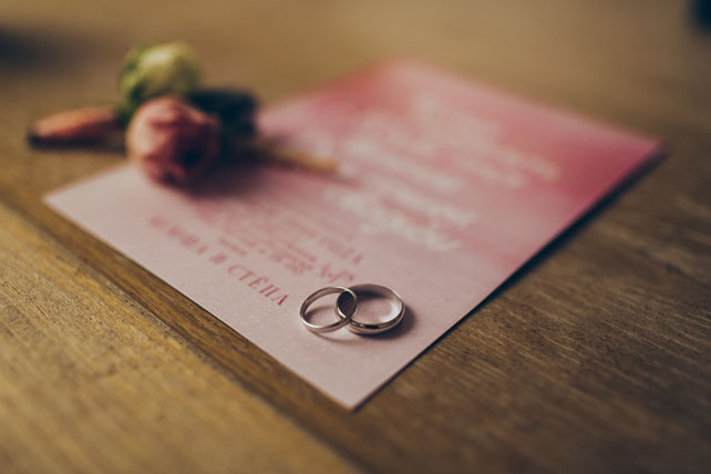 Элегантная свадьба, кольца на приглашении