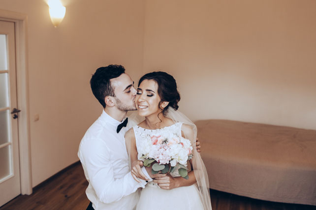 Элегантная свадьба, встреча жениха и невесты