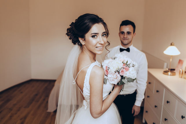 Элегантная свадьба, встреча жениха и невесты