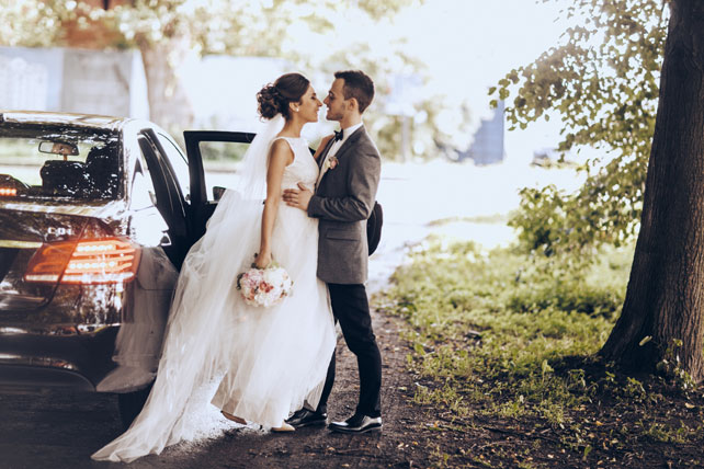 Элегантная свадьба, жених и невеста у свадебной машины
