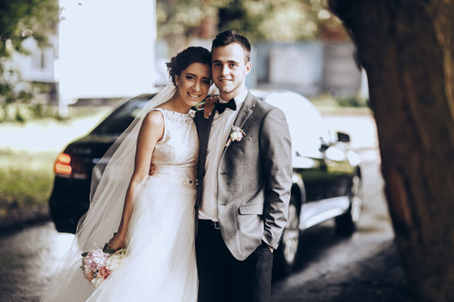 Элегантная свадьба, жених и невеста у свадебной машины