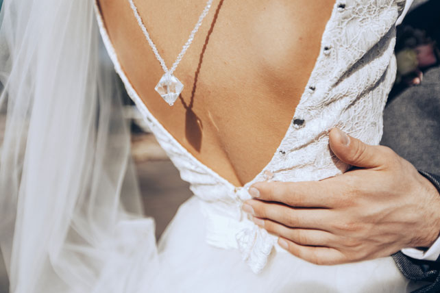 Элегантная свадьба, украшение на спине невесты