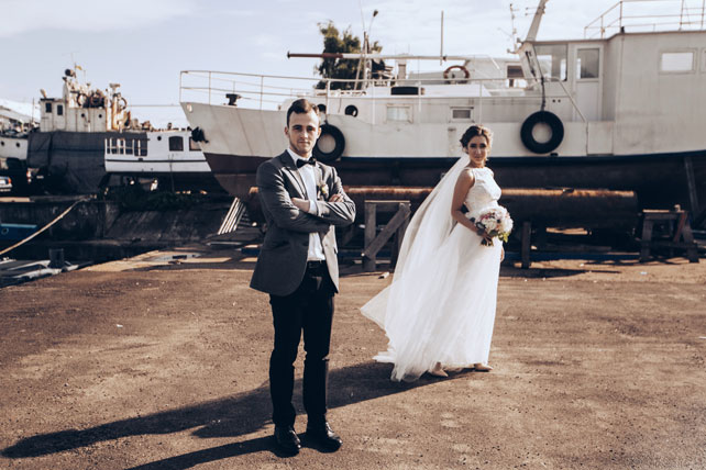 Элегантная свадьба, жених и невеста на причале