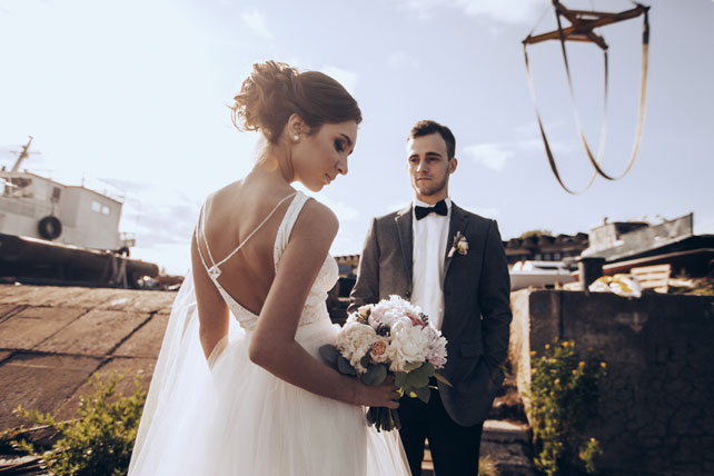 Элегантная свадьба, жених и невеста на причале