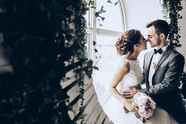 Элегантная свадьба, жених и невеста у круглого окна