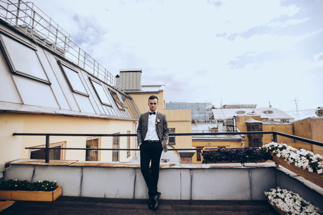 Элегантная свадьба, жених и невеста на крыше