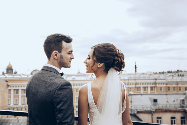 Элегантная свадьба, жених и невеста на крыше