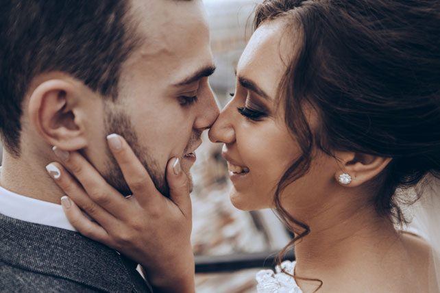 Элегантная свадьба, жених и невеста на крыше