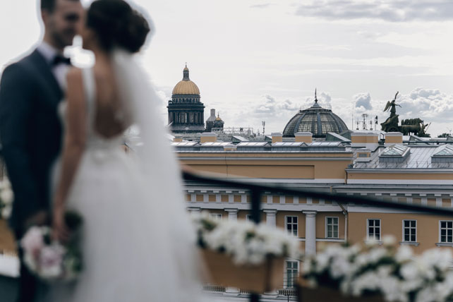 Элегантная свадьба, жених и невеста на крыше