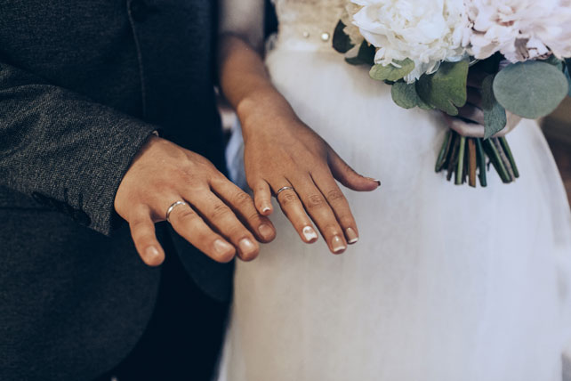 Элегантная свадьба, кольца на руках молодоженов