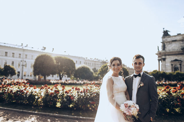 Элегантная свадьба, жених и невеста на городской улице
