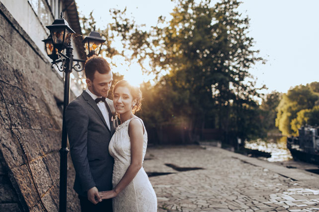 Элегантная свадьба, жених и невеста у причала 