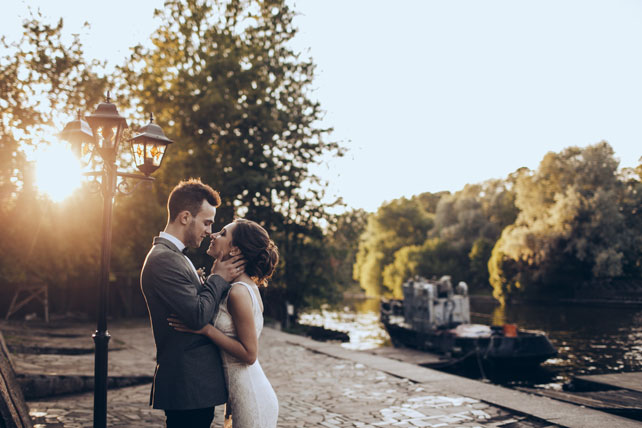 Элегантная свадьба, жених и невеста у причала 