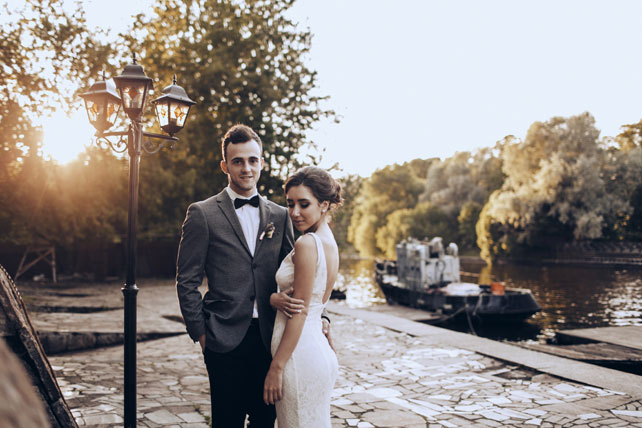 Элегантная свадьба, жених и невеста у причала 